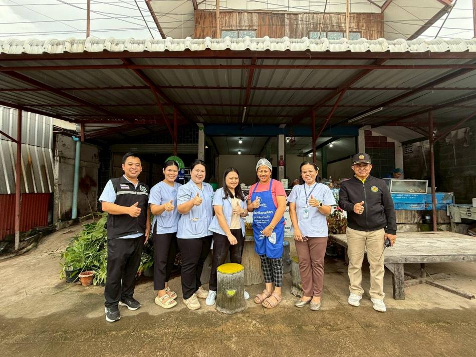 นที่ 25 สิงหาคม 2568 เทศบาลตำบลกุดสิมคุ้มใหม่ โดย งานป้องกันและบรรเทาสาธารณภัย และงานสาธารณสุข ตรวจร้านอาหารตามมาตรฐานสุขาภิบาลอาหาร : SAN ร่วมกับ กลุ่มงานเภสัชกรและคุ้มครองผู้บริโภค โรงพยาบาลเขาวง และสำนักงานสาธารณสุขอำเภอเขาวง กิจกรรมเชิงรุกออกติดตามตรวจเฝ้าระวัง สถานที่จำหน่ายอาหาร ณ พื้นที่เป้าหมายให้เป็นไปตามกฎกระทรวงสุขลักษณะของสถานที่จำหน่ายอาหาร พ.ศ.2561