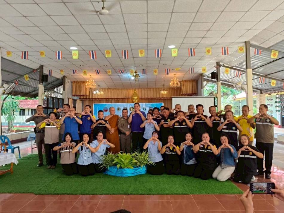 วันที่ 19 สิงหาคม 2568 เทศบาลตำบลกุดสิมคุ้มใหม่ โดย คณะผู้บริหาร สมาชิกสภาเทศบาล งานป้องกันและบรรเทาสาธารณภัย ร่วมกับ ฝ่ายปกครอง กำนัน ผู้ใหญ่บ้าน  สภ.เขาวง สาธารณสุขอำเภอเขาวง รพ.เขาวง พัฒนาชุมชนอำเภอเขาวง รพ.สต.บ้านโพนสวาง และ อสม. (ในเครือข่าย คปสอ.เขาวง ทุกหน่วย) ร่วมกิจกรรมในกระบวนการบำบัดรักษา/ฟื้นฟูผู้ติดยาเสพติดยาเสพติดในชุมชน CBTx ณ วัดบ้านโพนวิมาน ตำบลกุดสิมคุ้มใหม่