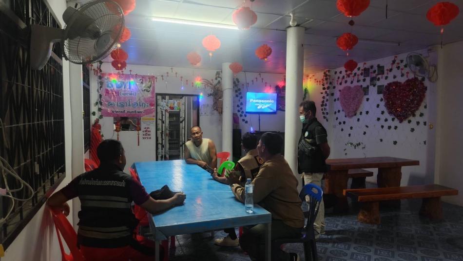 นที่ 10 กันยายน 2568 คณะผู้บริหาร พร้อมงานป้องกันและบรรเทาสาธารณภัย เทศบาลตำบลกุดสิมคุ้มใหม่ ออกตรวจดูความเรียบร้อย ตรวจสอบข้อเท็จจริงกรณีประชาชนร้องทุกข์ สถานประกอบการกิจการคาราโอเกาะ ส่งเสียงดังรบกวน พร้อมแจ้งให้มีการปรับปรุง แก้ไข และแนะนำให้ผู้ประกอบการปฏิบัติตาม พระราชบัญญัติภาพยนต์และวีดีทัศน์ พ.ศ.2551 อย่างเคร่งครัด